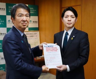 　大規模太陽光発電所（メガソーラー）の規制を石原環境相（左）に要望する北海道の鈴木直道知事＝１日午後、環境省