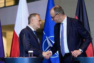 　ポーランドのトゥスク首相（左）と握手を交わすドイツのメルツ首相＝１日、ベルリン（ＡＰ＝共同）