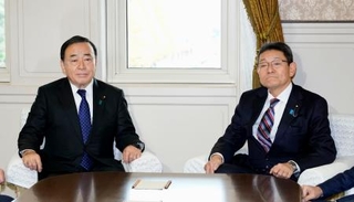 　会談に臨む自民党の梶山国対委員長（左）と立憲民主党の笠国対委員長＝２日午前、国会