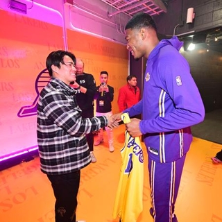 　レーカーズの試合を観戦に訪れ、八村（右）と握手を交わす米大リーグ、ドジャースの山本＝ロサンゼルス（ＮＢＡＥ・ゲッティ＝共同）