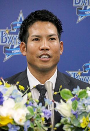 　ＤｅＮＡから西武移籍が決まり、記者会見する桑原＝２日、横浜市のＤｅＮＡ球団事務所