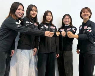 　帰国し、写真撮影に応じる中島未莉（中央）らスピードスケート・ショートトラックの日本勢＝２日午後、成田空港