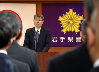 　岩手県警の警察官に訓示する警察庁の楠芳伸長官＝２日午後、県警本部