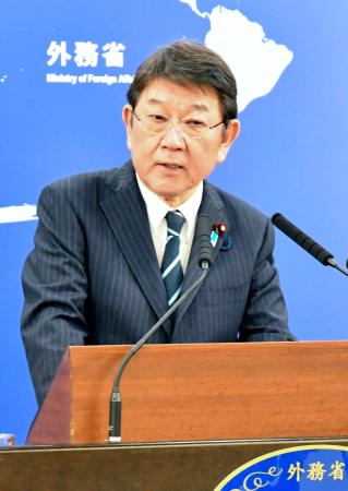 　記者会見する茂木外相＝２日午後、外務省