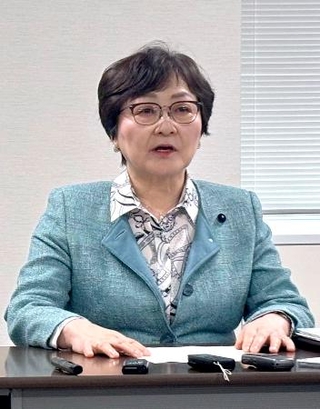 　やじの再発防止を求める要請書を提出し、記者会見する共産党の真下紀子北海道議＝２日午後、札幌市