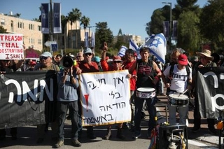 　イスラエルのネタニヤフ首相に恩赦を与えないよう要求するデモの参加者＝２日、エルサレム（ロイター＝共同）