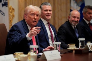 　２日、ホワイトハウスでの閣議で発言するトランプ米大統領（左）（ゲッティ＝共同）