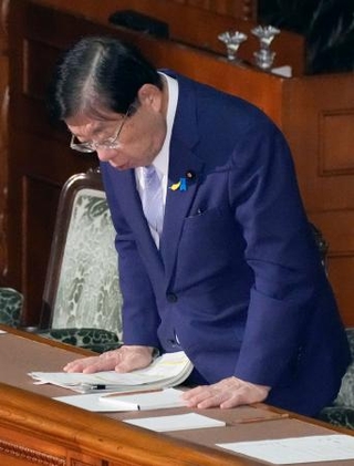 　参院本会議で改正保護司法が可決、成立し一礼する平口法相＝３日午後