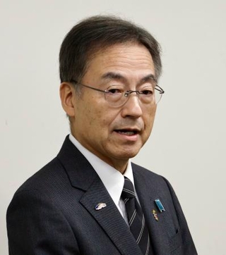 　辞職願を提出し、記者団の取材に応じる福井県の杉本達治知事＝３日午後、福井市