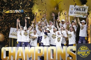 　バスケットボール男子Ｂリーグで優勝し、喜ぶ宇都宮ブレックスの選手ら＝５月、横浜アリーナ