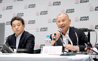 　ラグビーＷ杯オーストラリア大会１次リーグの対戦相手が決まり、記者会見する日本代表のジョーンズ・ヘッドコーチ（右）＝３日、東京都内