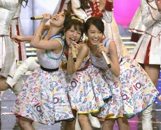 　ＡＫＢ４８が出場した第６６回ＮＨＫ紅白歌合戦で歌う（左から）大島優子さん、高橋みなみさん、前田敦子さん＝２０１５年１２月、東京都渋谷区のＮＨＫホール