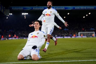 　サッカーのイングランド・プレミアリーグ、チェルシー戦でゴールを決め喜ぶリーズの田中碧（左）＝３日、リーズ（ＡＰ＝共同）