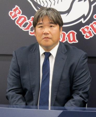 　契約交渉を終え、記者会見する西武・中村剛＝４日、埼玉県所沢市