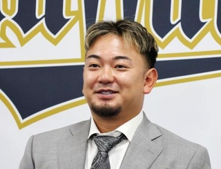 　契約更改し、記者会見するオリックス・森＝４日、大阪市