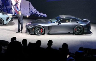　新型スーパーカー「ＧＲ　ＧＴ」などの発表会に登壇したトヨタ自動車の豊田章男会長＝５日午前、静岡県裾野市の「ウーブン・シティ」