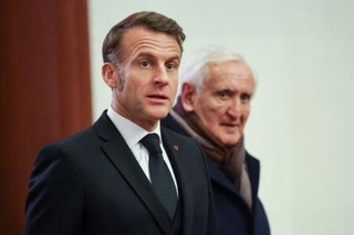 　北京で会談に臨むフランスのマクロン大統領（左）＝４日（ロイター＝共同）