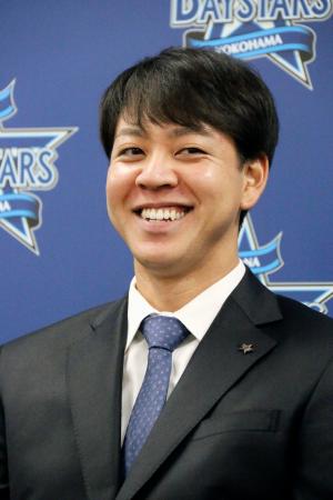 　契約更改交渉を終え、記者会見するＤｅＮＡの平良＝５日、横浜市の球団事務所