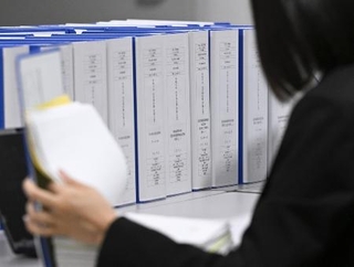 ２０２４年分の政治資金収支報告書をチェックする職員＝１１月、総務省