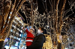 　「ＳＥＮＤＡＩ光のページェント」が始まり、祖父に抱かれ、ケヤキ並木を彩るイルミネーションを楽しむ子ども＝５日夜、仙台市