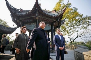 　中国四川省の世界遺産「都江堰」を訪れた中国の習近平国家主席（中央）とフランスのマクロン大統領（右）＝５日、中国四川省都江堰市（ロイター＝共同）