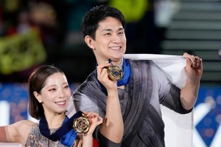 　３年ぶり２度目の優勝を果たしたペアの三浦璃来（左）、木原龍一組＝ＩＧアリーナ