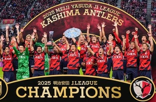 　サッカーＪ１で９年ぶり９度目の優勝を果たし、大喜びする鹿島の選手たち＝６日、メルカリスタジアム