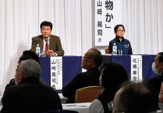 　シンポジウムで登壇した秋田県自然保護課でクマ対策に取り組む近藤麻実主査（右）と東京農業大の山崎晃司教授＝６日、秋田市