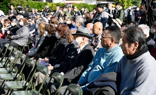 　静岡県伊東市長選が告示され、候補者の演説を聞く市民ら＝７日午前、伊東市