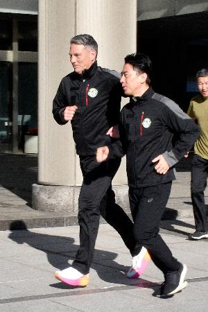 　会談後、オーストラリアのマールズ副首相兼国防相（左）とランニングする小泉防衛相＝７日午後、防衛省