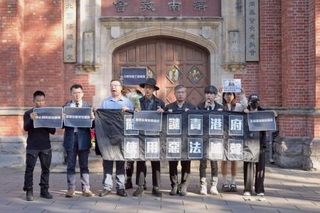 　香港の高層住宅群の火災犠牲者を追悼する集会に参加した人たち＝７日、台北（共同）