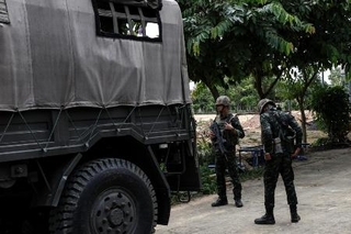 　タイ・スリン県で軍用車の近くに立つタイ軍兵士＝７月（ゲッティ＝共同）