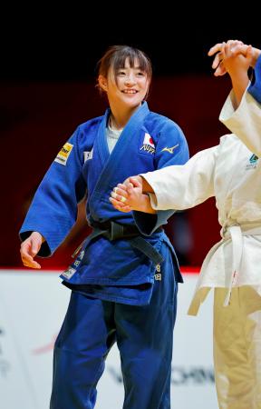 　柔道グランドスラム東京大会のエキシビションに登場したパリ五輪女子４８キロ級金メダルの角田夏実＝７日、東京体育館