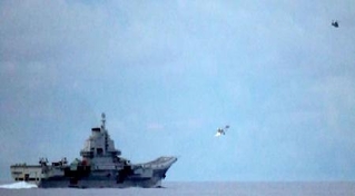 　昨年９月、太平洋上で中国海軍の空母「遼寧」から発艦した戦闘機（中央）やヘリコプター（右上）（防衛省統合幕僚監部提供）