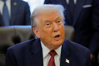 　米ホワイトハウスで話すトランプ大統領＝３日、ワシントン（ロイター＝共同）