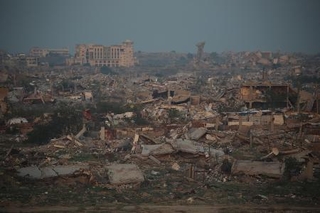 　イスラエル軍の攻撃で破壊されたガザ北部ガザ市の町並み＝４日（ゲッティ＝共同）