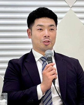 　日本プロ野球選手会の新会長に就任し記者会見するソフトバンクの近藤健介＝８日、大阪市