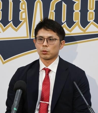 　契約更改を終え、取材に応じるオリックス・若月＝８日、大阪市