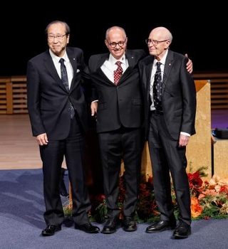 　ノーベル化学賞の受賞記念講演を終えた、（左から）北川進・京都大特別教授、共同受賞者のオマー・ヤギーさんとリチャード・ロブソンさん＝８日、ストックホルム（共同）