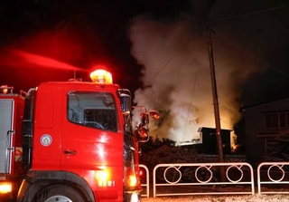 　青森市で起きた火災の現場＝９日午前１時２３分