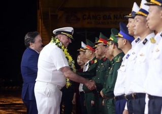 　ベトナム中部ダナンで開かれた米艦艇を歓迎する式典＝８日（ＶＮＡ＝共同）