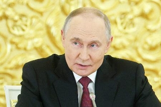 　モスクワで開かれた、経済政策を協議する会議に臨むプーチン大統領＝８日（タス＝共同）