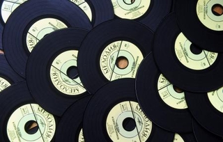 　ロシアの老舗レコードレーベル「メロディア」のレコード＝２０１２年７月、モスクワ（タス＝共同）