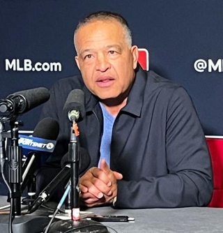 　ウインターミーティングで記者会見するドジャースのロバーツ監督＝８日、オーランド（共同）