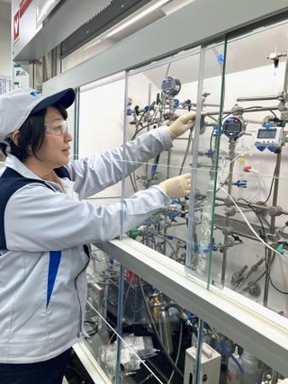 　ＭＯＦを使った実験をするダイキン工業の賀川みちる主任技師＝２月、大阪府摂津市（同社提供）