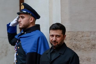 　ウクライナのゼレンスキー大統領＝９日、ローマ（ロイター＝共同）