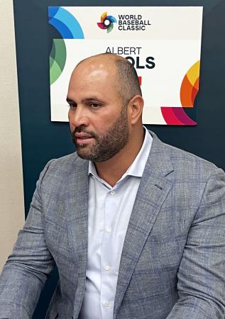 　取材に応じるドミニカ共和国のプホルス監督＝９日、オーランド（共同）