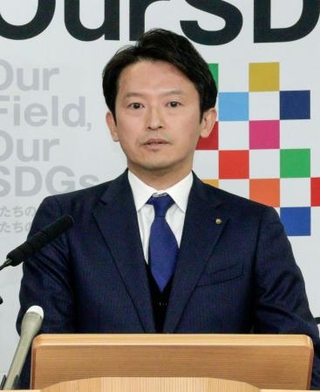 　定例記者会見で発言する兵庫県の斎藤元彦知事＝１０日午前、県庁