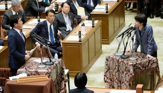　衆院予算委で国民民主党の玉木代表（左）の質問に答弁する高市首相＝１０日午後