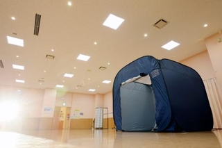 　青森県八戸市で避難所となっていた小中野公民館＝１０日午後